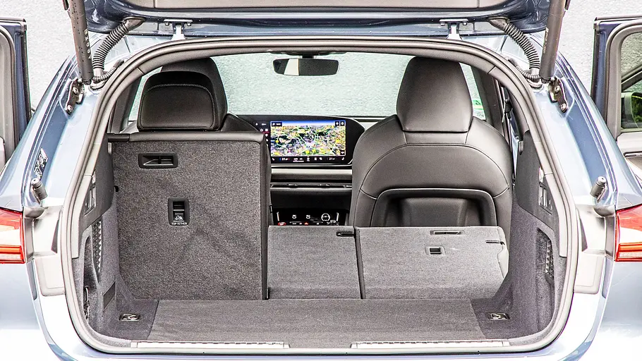 Blick von vorne auf den fahrenden Audi A5 Avant und Audi Q5.
