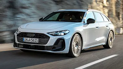 Audi A5 Avant (2024); Blick von vorne auf das fahrende Auto. - Foto: Audi