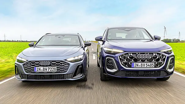 Blick von vorne auf den fahrenden Audi A5 Avant und Audi Q5. - Foto: Daniela Loof
