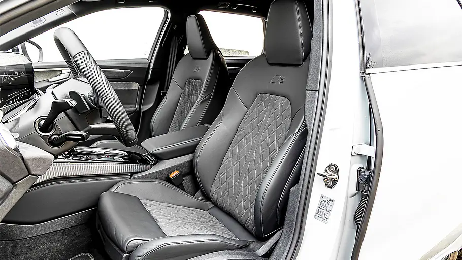 Blick auf die Vordersitze im Innenraum des Audi A6 Avant.