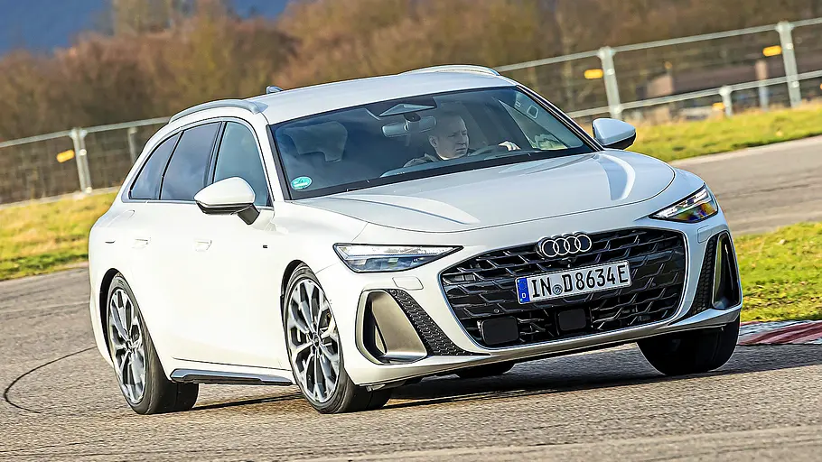 Blick von schräg vorne auf den fahrenden Audi A6 Avant.