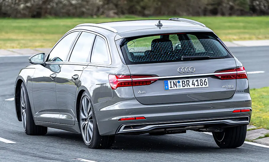 Audi A6 Avant; fahrend von hinten links