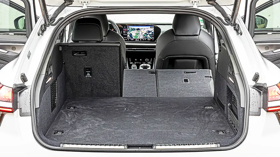 Blick in den Kofferraum des Audi A6 Avant.