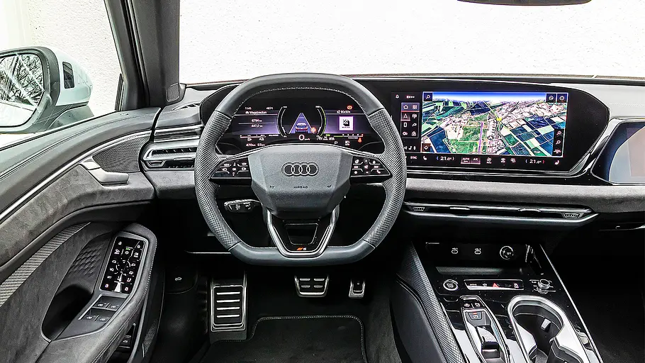 Blick auf die Armaturen im Innenraum des Audi A6 Avant.