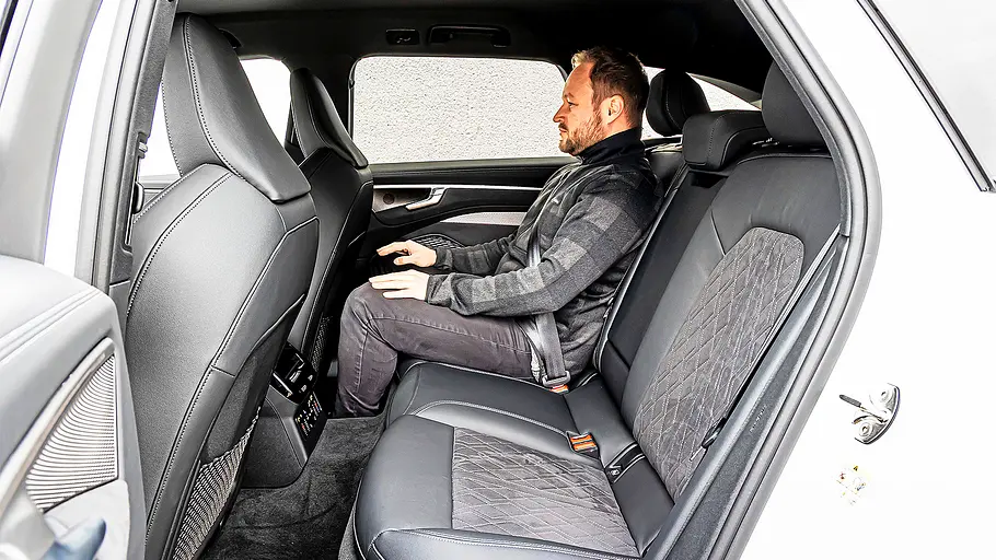 Blick auf die Fondsitze im Innenraum des Audi A6 Avant.
