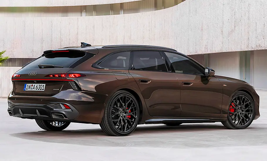 Der Audi A6 Avant (2025) statisch von schräg hinten fotografiert.