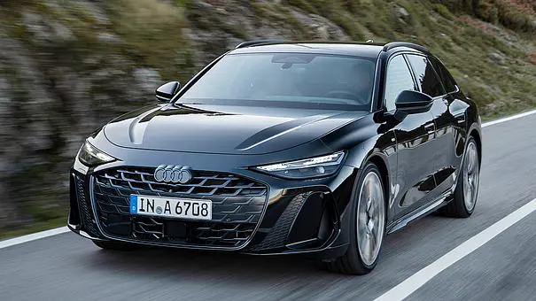 Der Audi A6 Avant (2025) fahrend von schräg vorne. - Foto: Audi