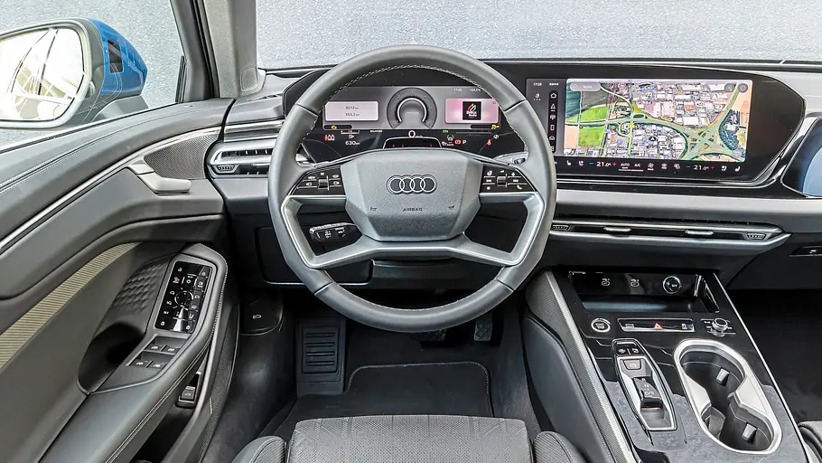 Cockpit des Audi A6 Avant mit digitalem Kombiinstrument, großem Touchscreen und Mittelkonsole
