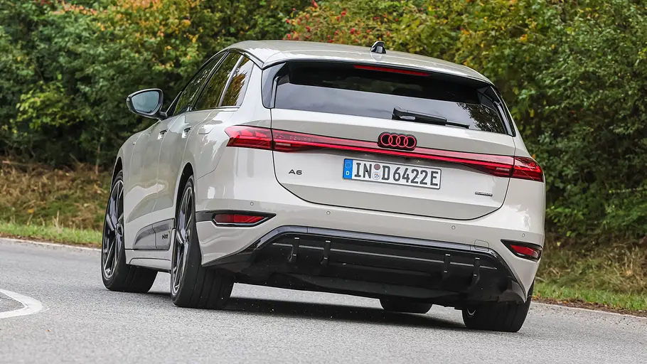 Audi A6 Avant e-tron Der Audi A6 Avant e-tron fährt durch eine Linkskurve, von hinten fotografiert.