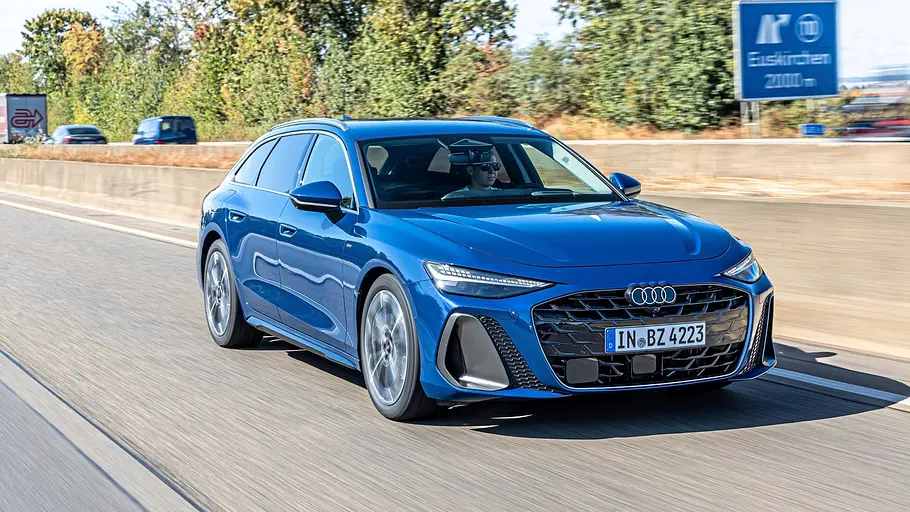 Blauer Audi A6 Avant in der Fahraufnahme schräg von vorn auf der Autobahn