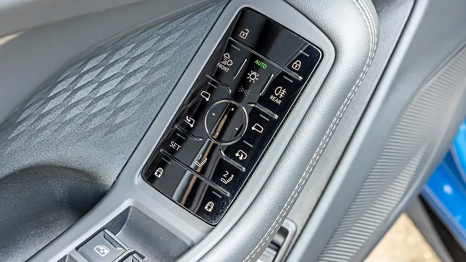 Bedieneinheit in der Fahrertür des Audi A6 Avant mit Lichtschaltern und Tasten für Spiegel und Sitzmemory
