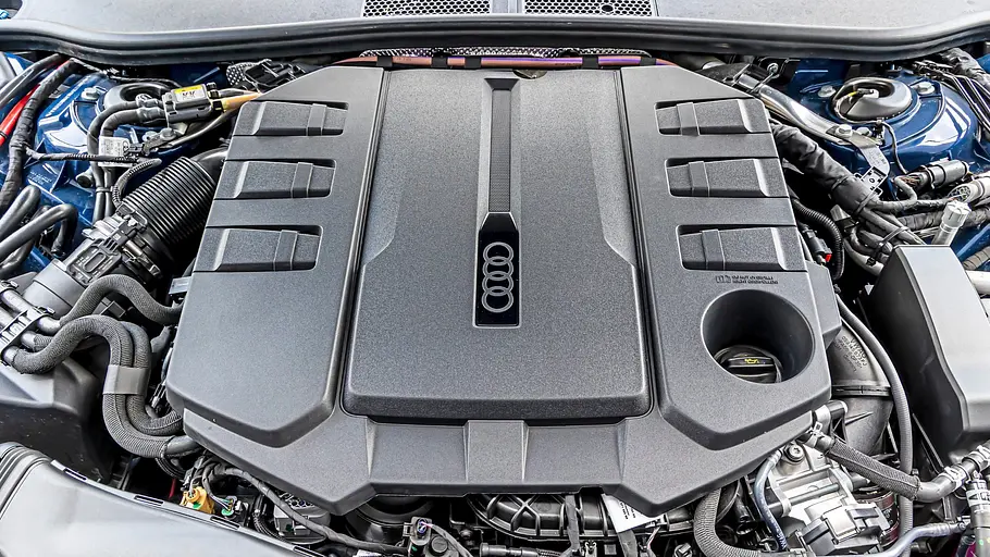 Motorraum des Audi A6 Avant mit abgedecktem 3.0 V6 TDI