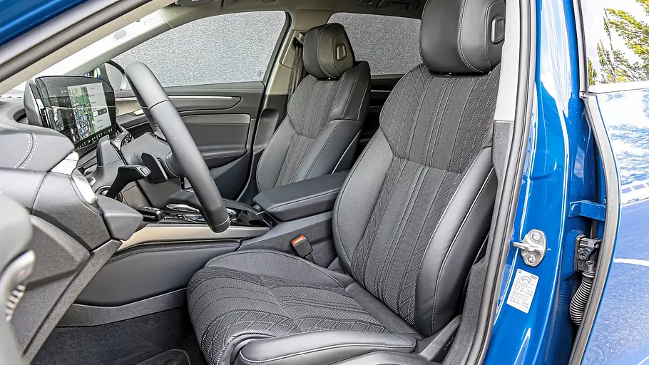 Vordersitze des Audi A6 Avant mit Stoff-Leder-Bezug, Blick durch die geöffnete Fahrertür
