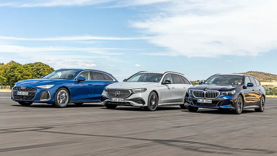 Audi A6 Avant, Mercedes E 450 d 4Matic T-Modell und BMW 540d xDrive Touring fahren nebeneinander auf dem Testgelände