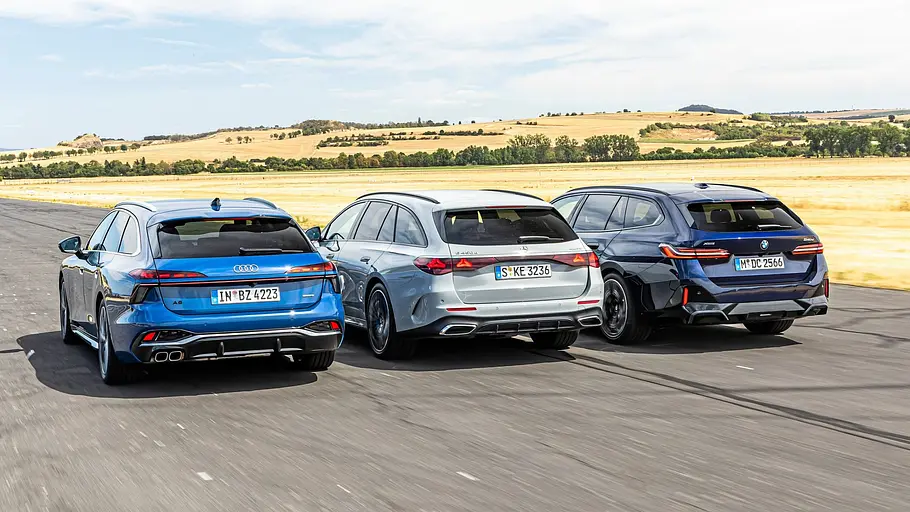 Audi A6 Avant, Mercedes E 450 d 4Matic T-Modell und BMW 540d xDrive Touring von hinten in voller Fahrt auf dem Testgelände