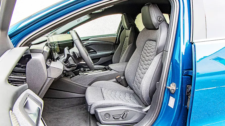 Audi A6 e-tron Blick auf die Vordersitze im Innenraum des Audi A6 e-tron.