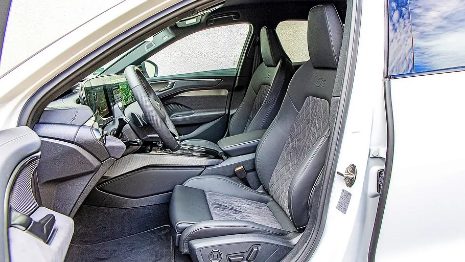 Audi A6 e-hybrid Blick auf die Vordersitze im Innenraum des Audi A6 e-hybrid.