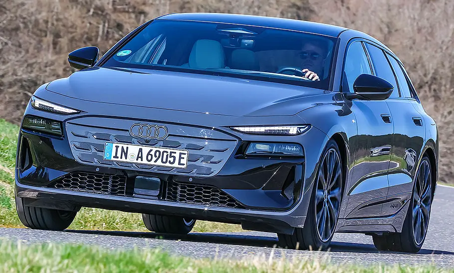 Der Audi A6 Avant e-tron performance fahrend von schräg vorne fotografiert.
