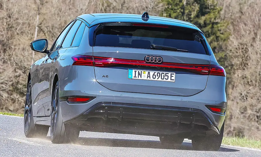 Der Audi A6 Avant e-tron performance fahrend von schräg hinten fotografiert.