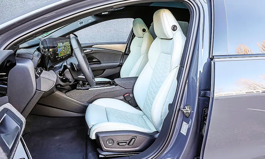 Die Vordersitze des Audi A6 Avant e-tron performance.