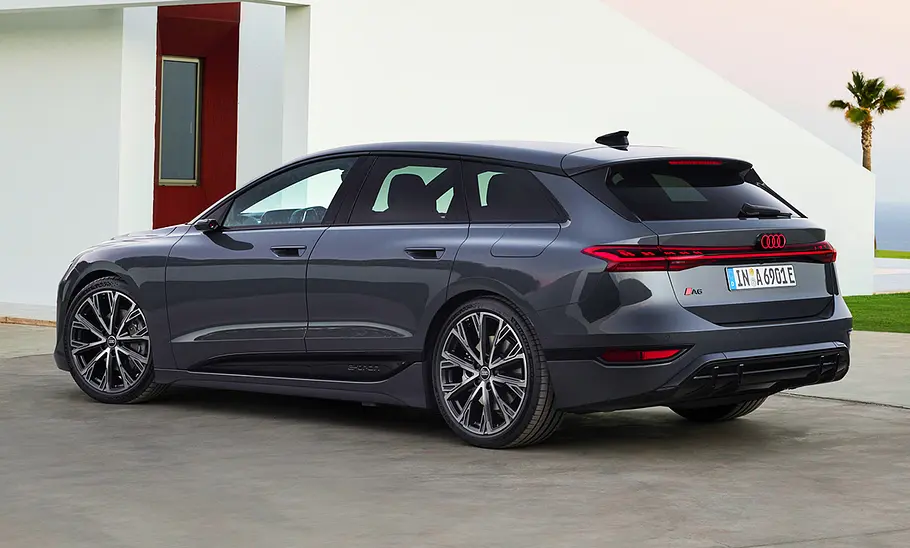 Der Audi A6 e-tron Avant (2024) statisch von schräg hinten fotografiert.