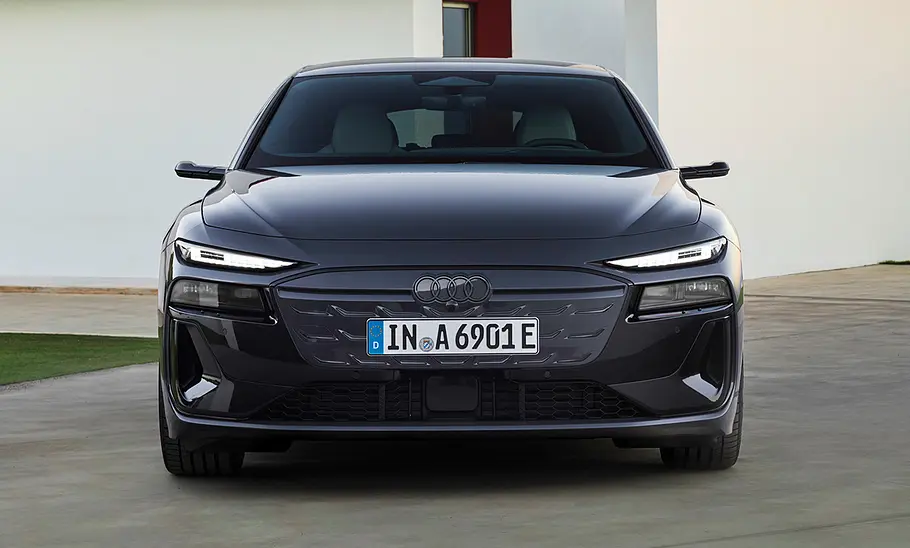 Der Audi A6 e-tron Avant (2024) statisch von vorne fotografiert.