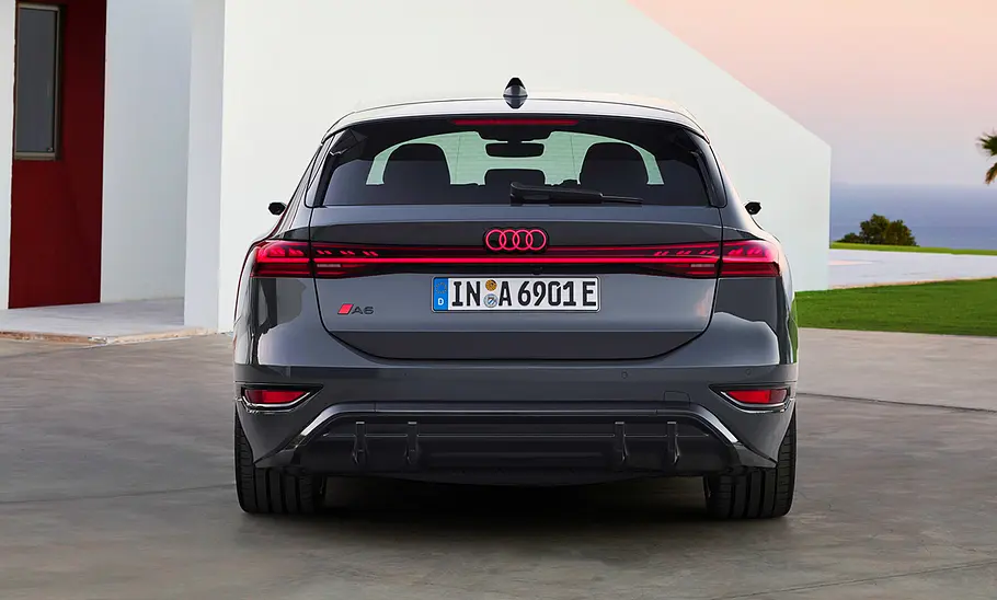 Der Audi A6 e-tron Avant (2024) statisch von hinten vorne fotografiert.