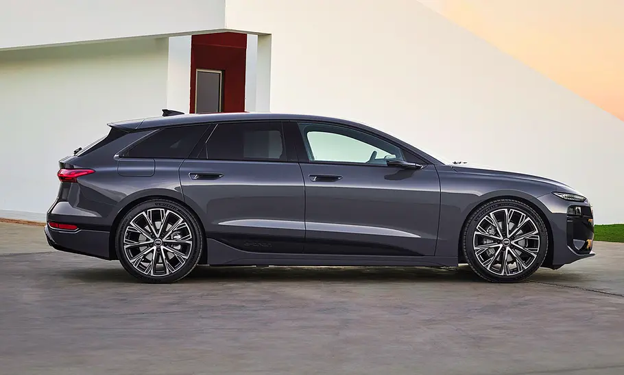 Der Audi A6 e-tron Avant (2024) statisch von der Seite fotografiert.
