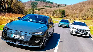Der Audi A6 Avant e-tron performance/BMW i5 xDrive40 Touring/Nio ET5 Touring Long Range fahrend von schräg vorne fotografiert. - Foto: Daniela Loof