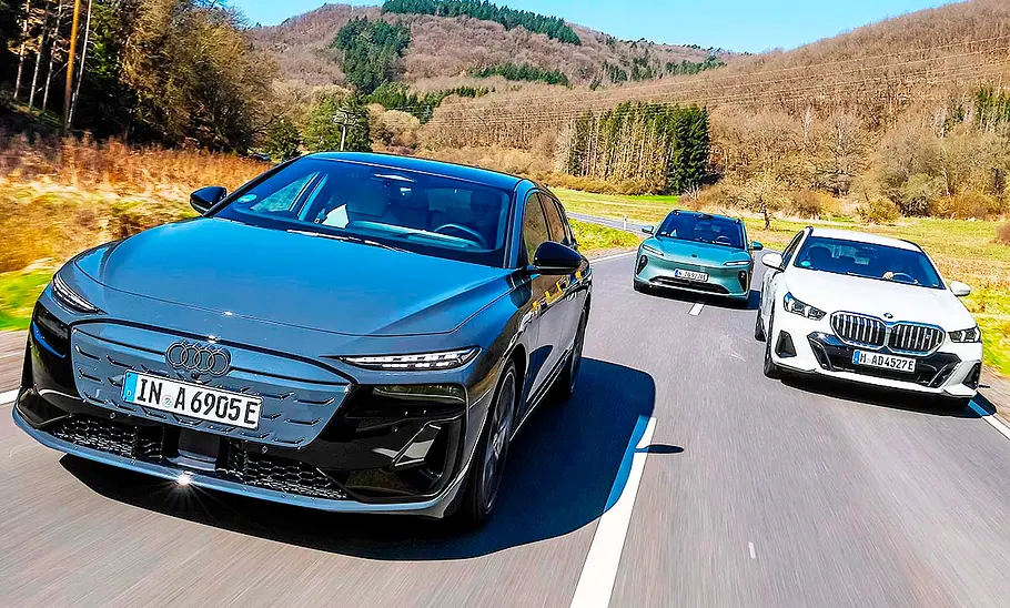 Der Audi A6 Avant e-tron performance/BMW i5 xDrive40 Touring/Nio ET5 Touring Long Range fahrend von schräg vorne fotografiert.