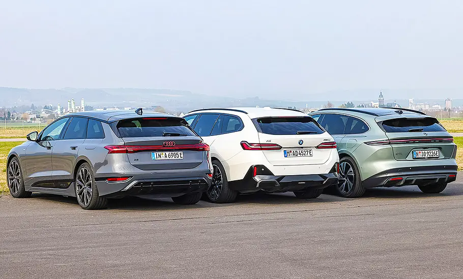 Audi A6 Avant e-tron performance/BMW i5 xDrive40 Touring/Nio ET5 Touring Long Range statisch von schräg hinten fotografiert.