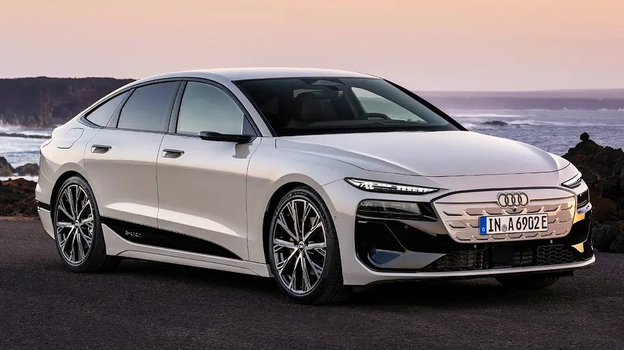 Der Audi A6 Sportback e-tron stehend von schräg vorne. Im Hintergrund ist eine Küste zu sehen.