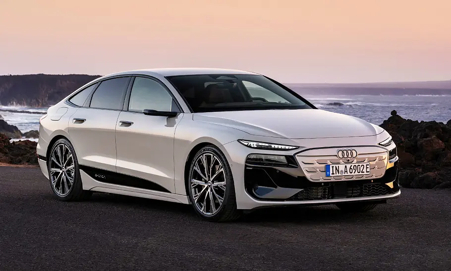 Der Audi A6 e-tron Sportback (2024) statisch von schräg vorne fotografiert.