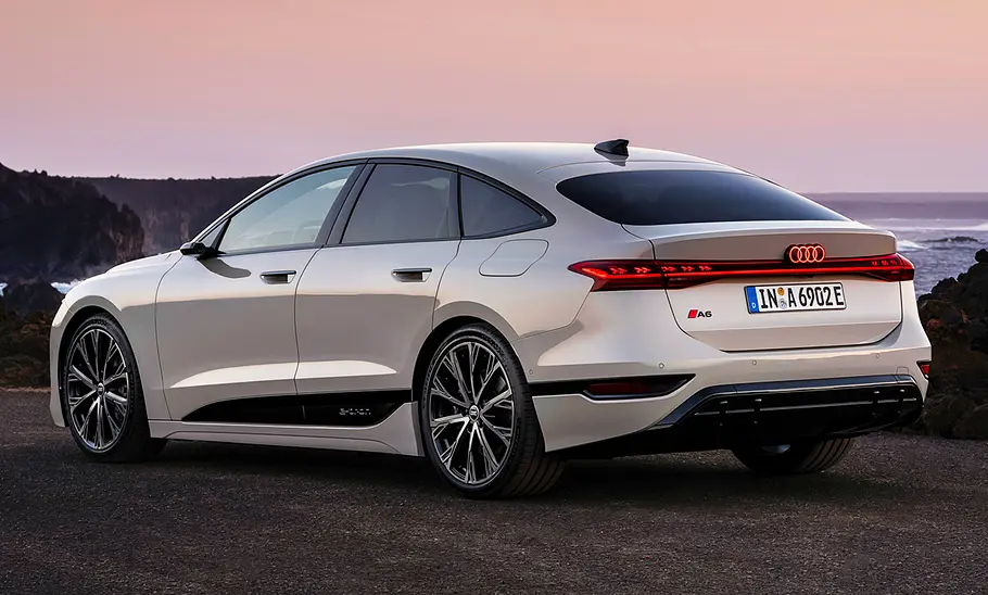 Der Audi A6 e-tron Sportback (2024) statisch von schräg hinten fotografiert.