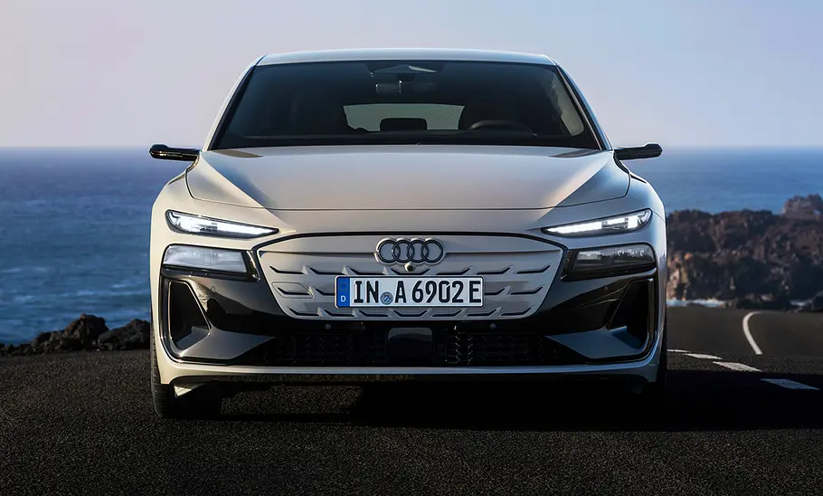 Der Audi A6 e-tron Sportback (2024) statisch von vorne fotografiert.