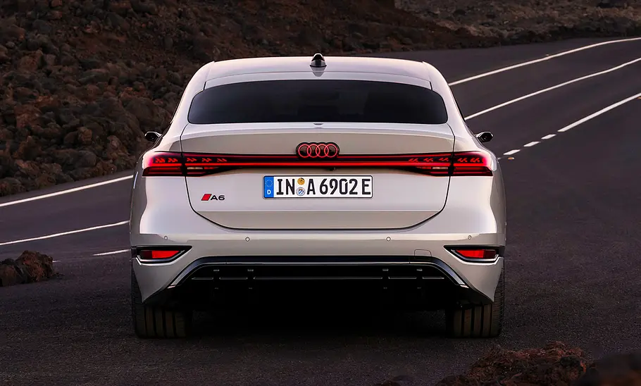 Der Audi A6 e-tron Sportback (2024) statisch von hinten fotografiert.