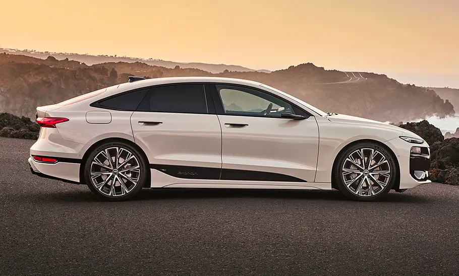Der Audi A6 e-tron Sportback (2024) statisch von der Seite fotografiert.