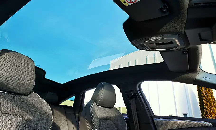 Das Panoramadach des Audi A6 e-tron Sportback (2024).
