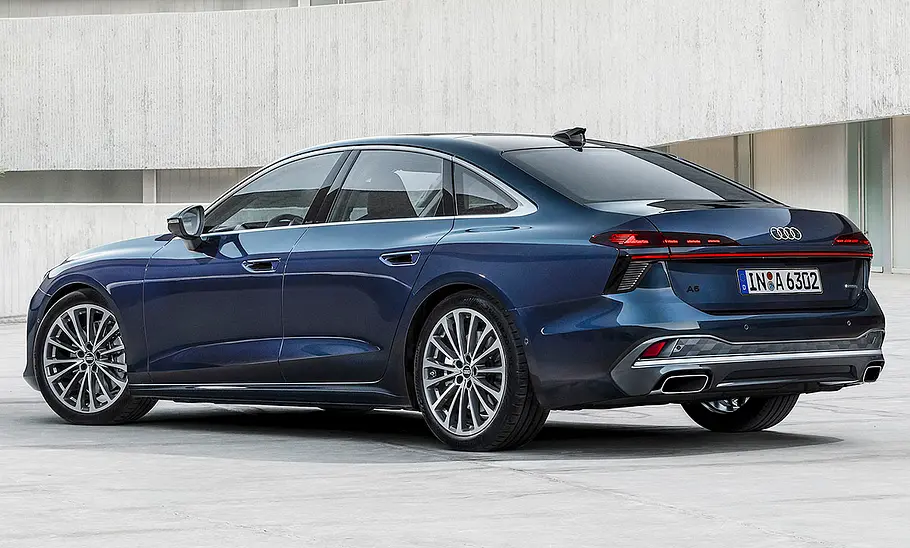 Die Audi A6 Limousine (2025) statisch von schräg hinten fotografiert.