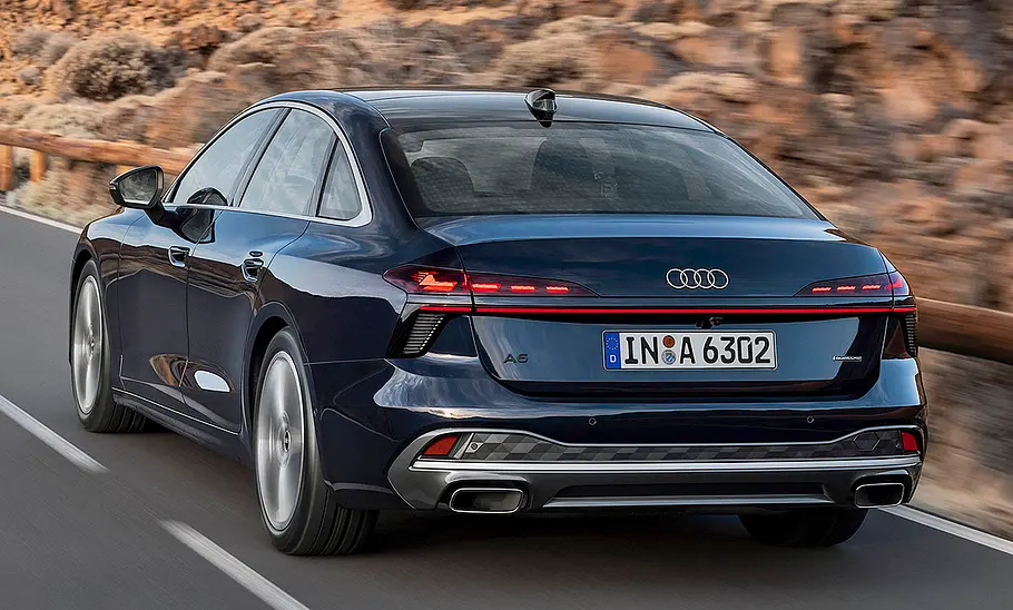 Die Audi A6 Limousine (2025) fahrend von schräg hinten fotografiert.