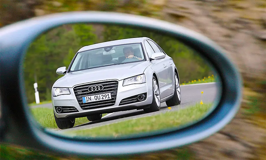 Audi A8 4.2 TDI Der Audi A8 4.2 TDI fahrend von vorne im Rückspiegel fotografiert.