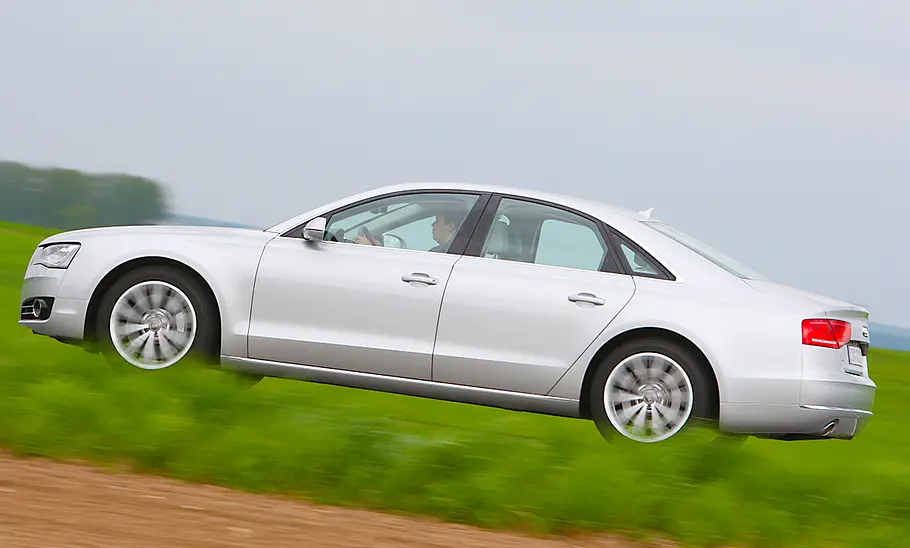 Audi A8 4.2 TDI Der Audi A8 4.2 TDI fahrend von der Seite fotografiert.