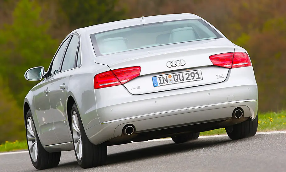 Audi A8 4.2 TDI Der Audi A8 4.2 TDI fahrend von hinten fotografiert.