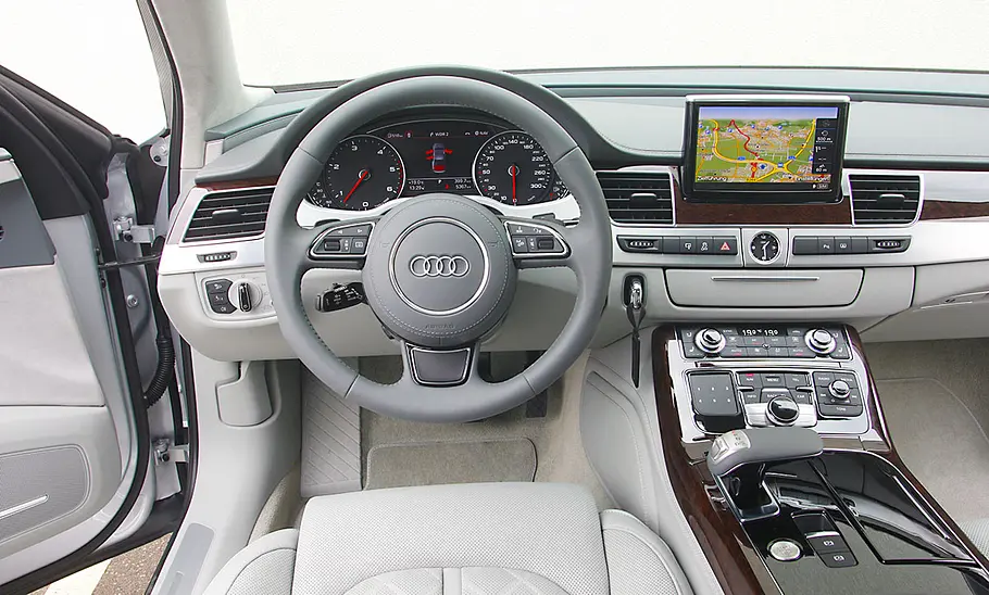 Audi A8 4.2 TDI Das Cockpit des Audi A8 4.2 TDI.