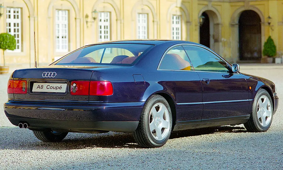 Das Audi A8 Coupé D2 statisch von schräg hinten fotografiert.