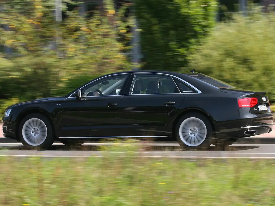 Audi A8 L W12 quattro Audi A8 L W12 quattro -Ladevolumina