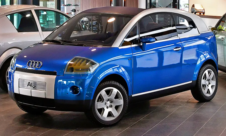 Der Audi Al2 Open End stehend von schräg vorne.