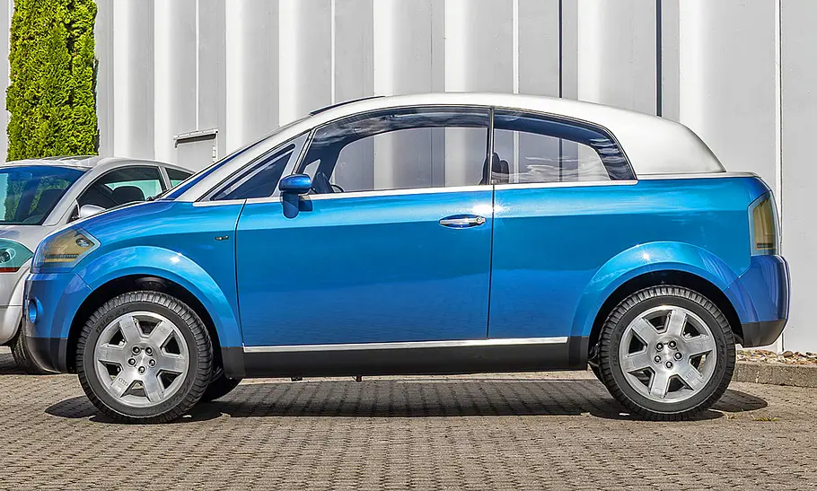 Der Audi Al2 Open End stehend seitlich.