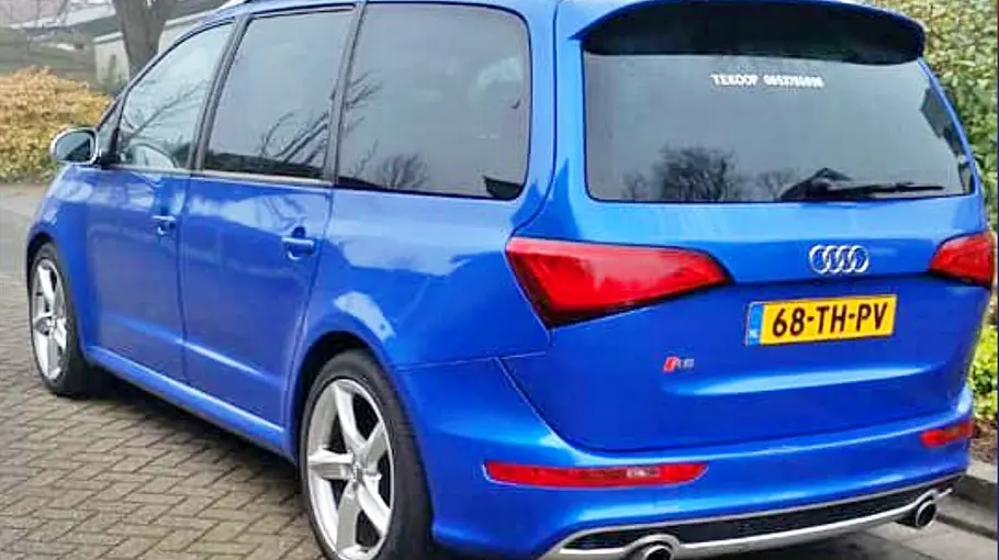 Audi Van Der Audi Van auf Seat-Alhambra-Basis statisch von schräg hinten fotografiert.