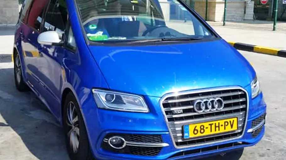 Audi Van Der Audi Van auf Seat-Alhambra-Basis statisch von schräg vorne fotografiert.